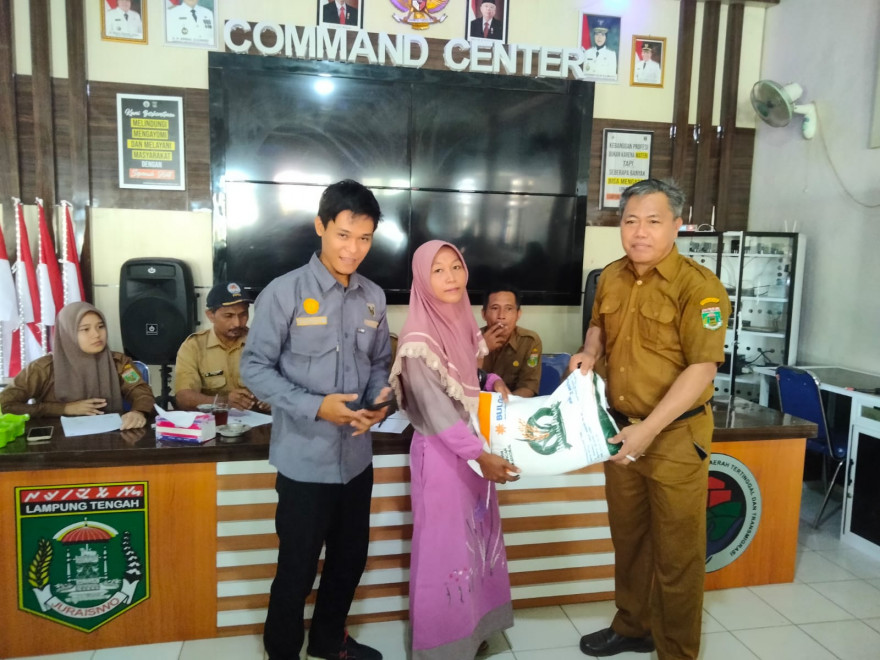 BANTUAN PANGAN BERAS TAHAP II SEBANYAK 190 KPM DIKAMPUNG SINAR LUAS TERSALURKAN